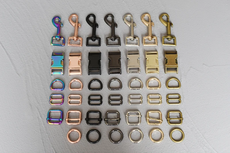 Vista frontal de la hebilla de metal ajustable de 20 mm con anillo en D y gancho de seguridad