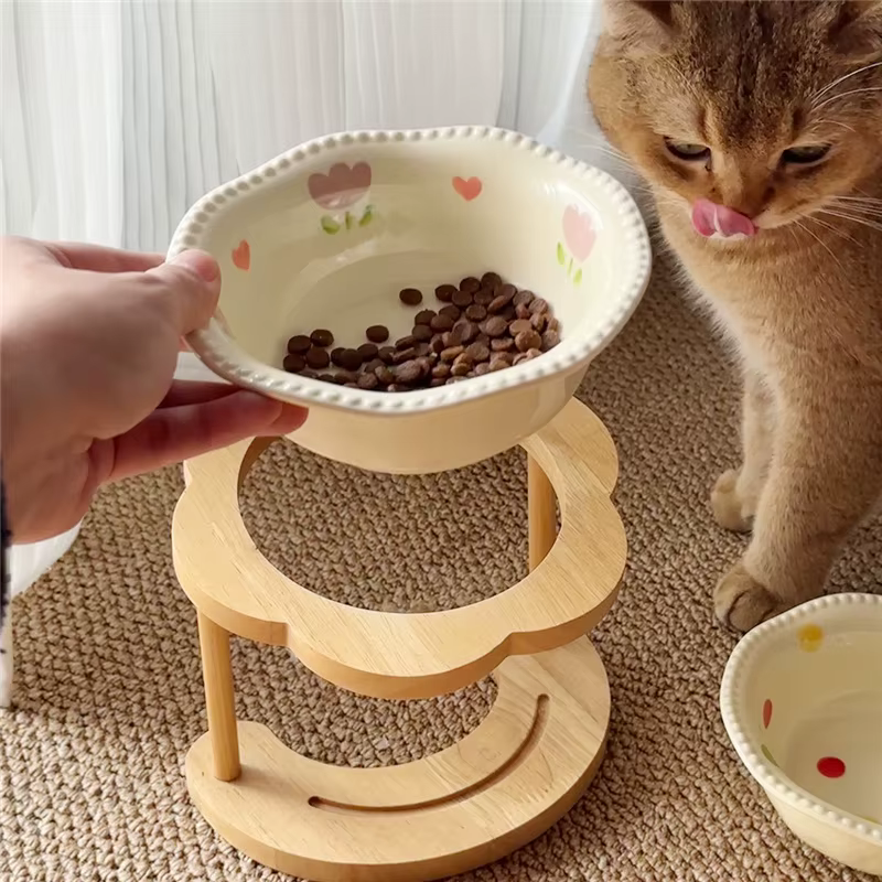 Comedero elevado para gatos con flor – Cerámica y madera, protege el cuello - imagen 4
