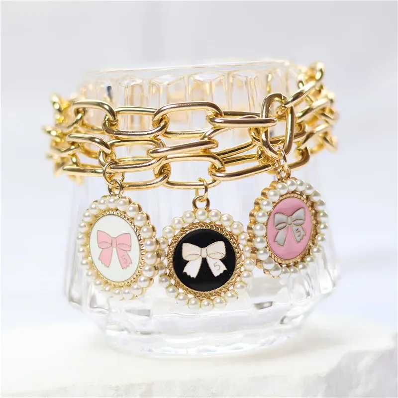Collar de cadena dorada en mascota pequeña