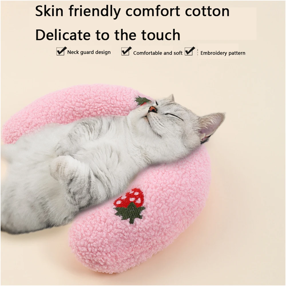 Almohada en forma de U apoyada en sofá