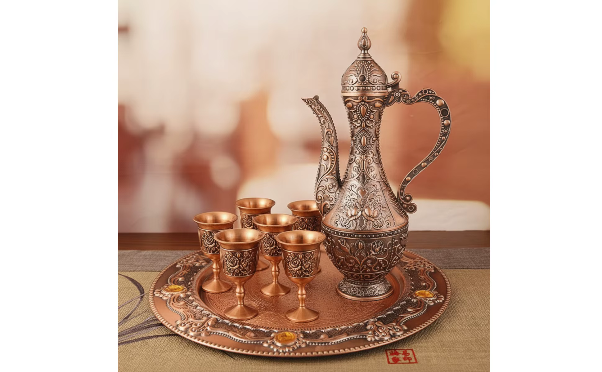 Bandeja decorativa con detalles ornamentales en relieve
