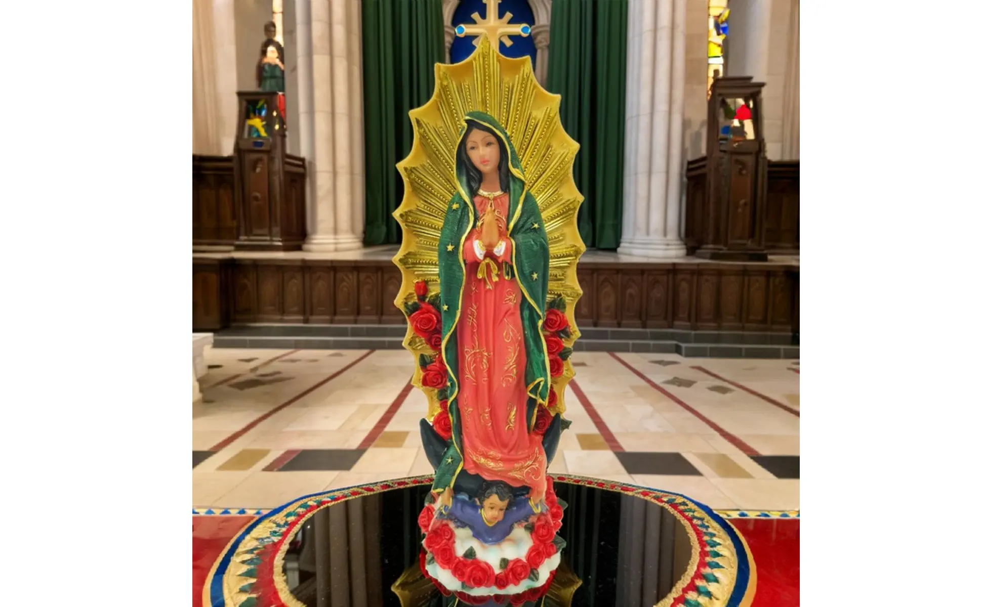 Vista frontal de la escultura mostrando el rostro y las manos en oración