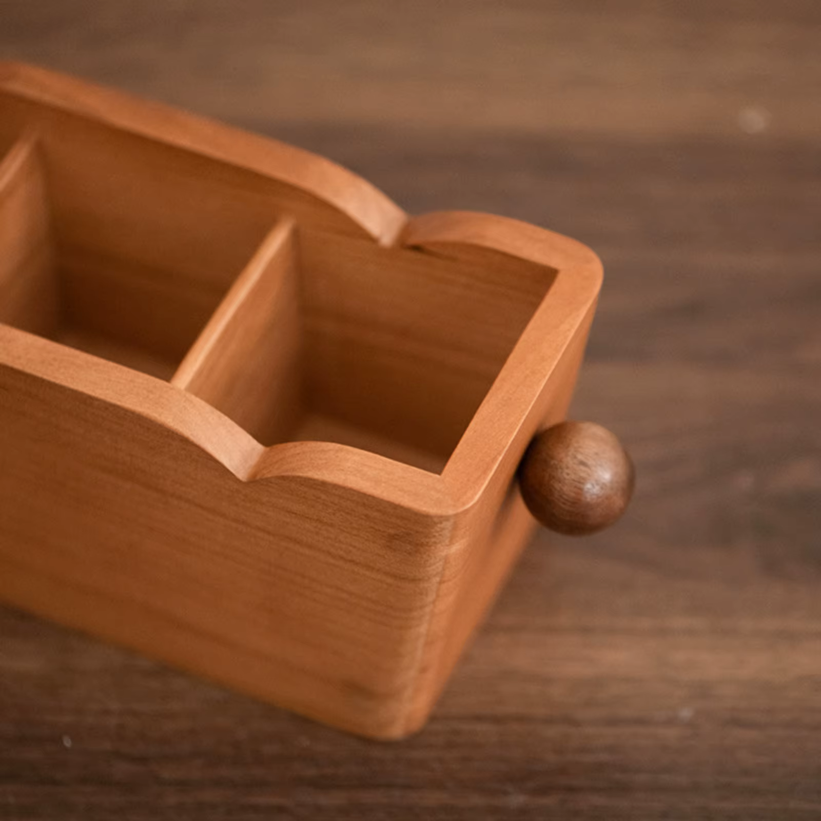 Organizador de Madera para Escritorio – Cajón Compacto con Compartimentos
