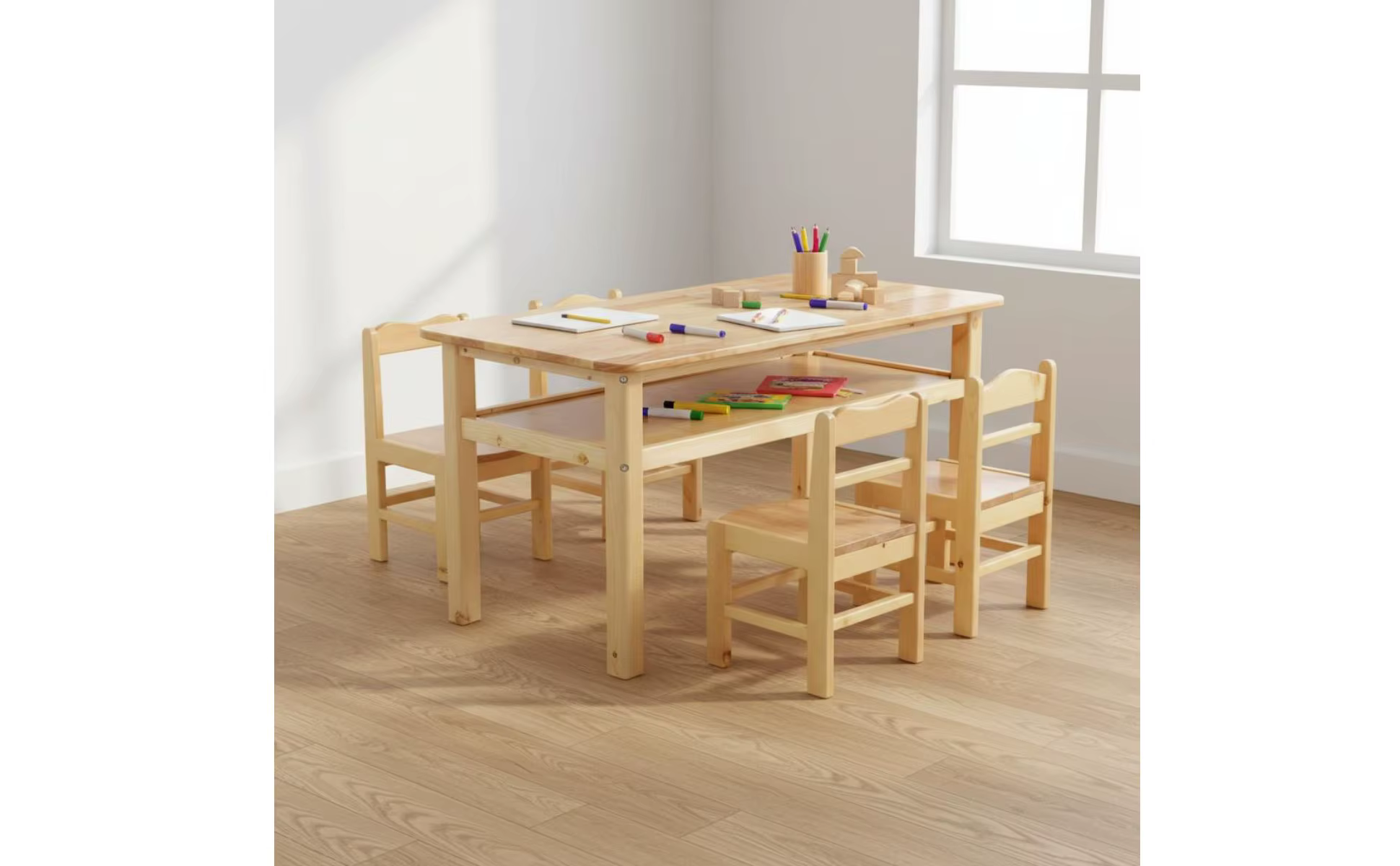 Conjunto de mesa y sillas infantil en aula