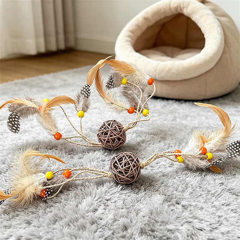 Rascador de sisal con pelota de plumas para gatos