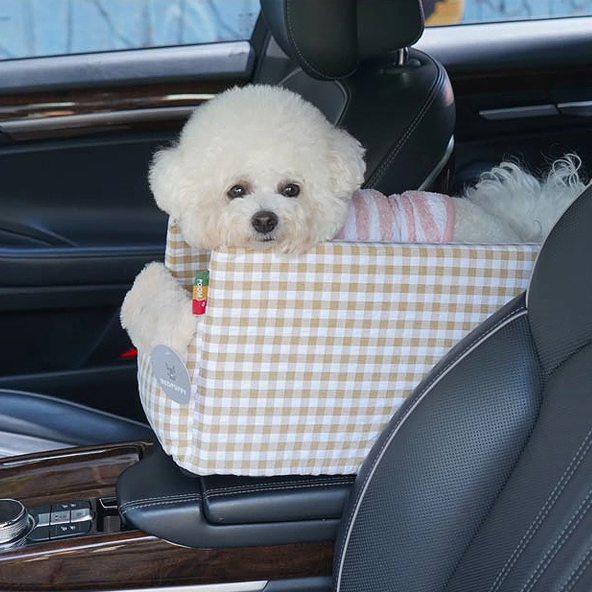 Cama colocada en el asiento de un coche, mostrando su sujeción estable