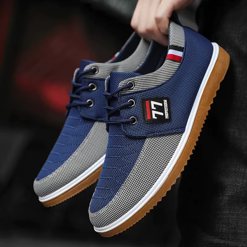 Vista lateral de los zapatos deportivos ligeros de malla para hombre