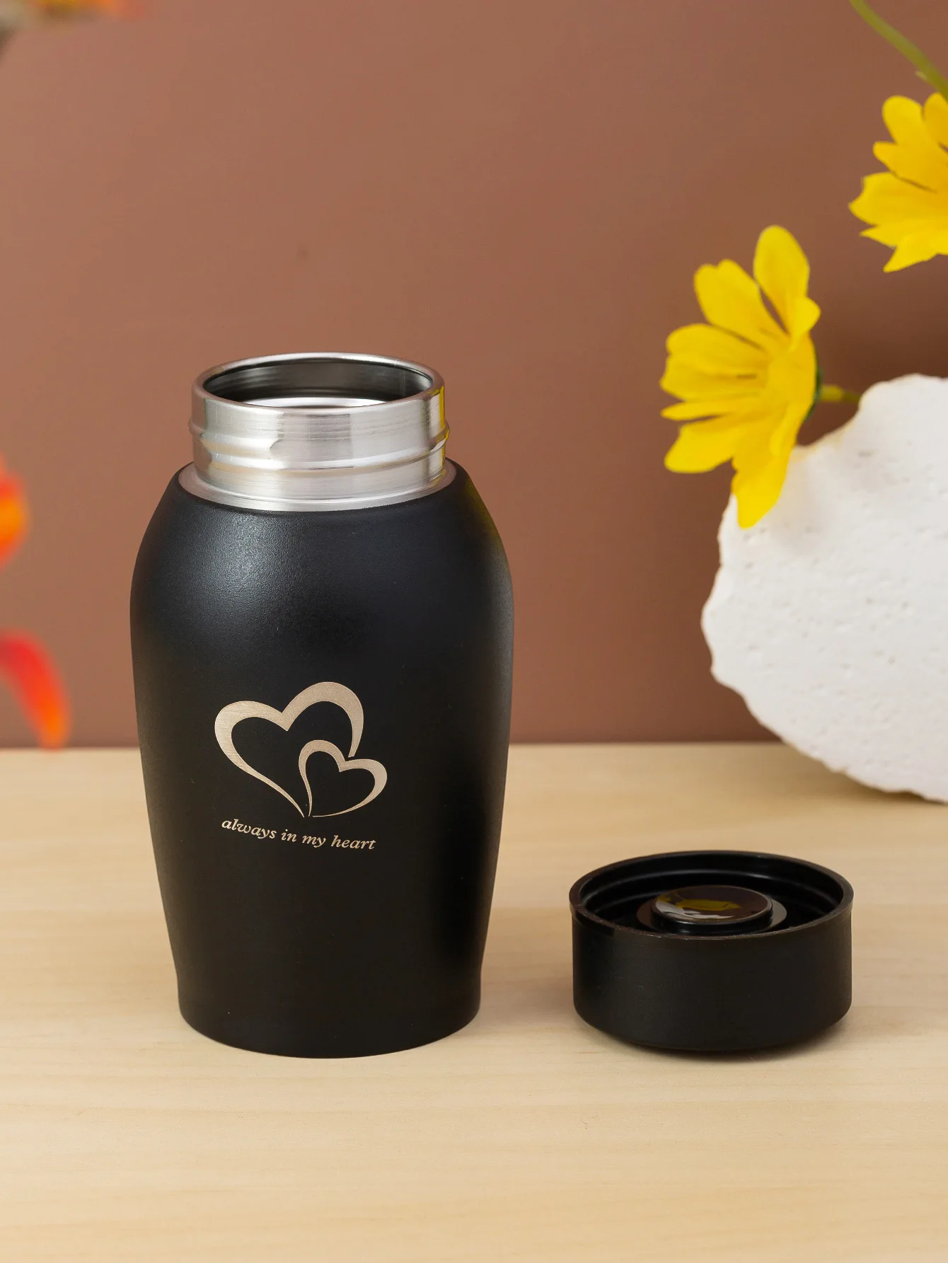 Detalle del color y acabado de la urna