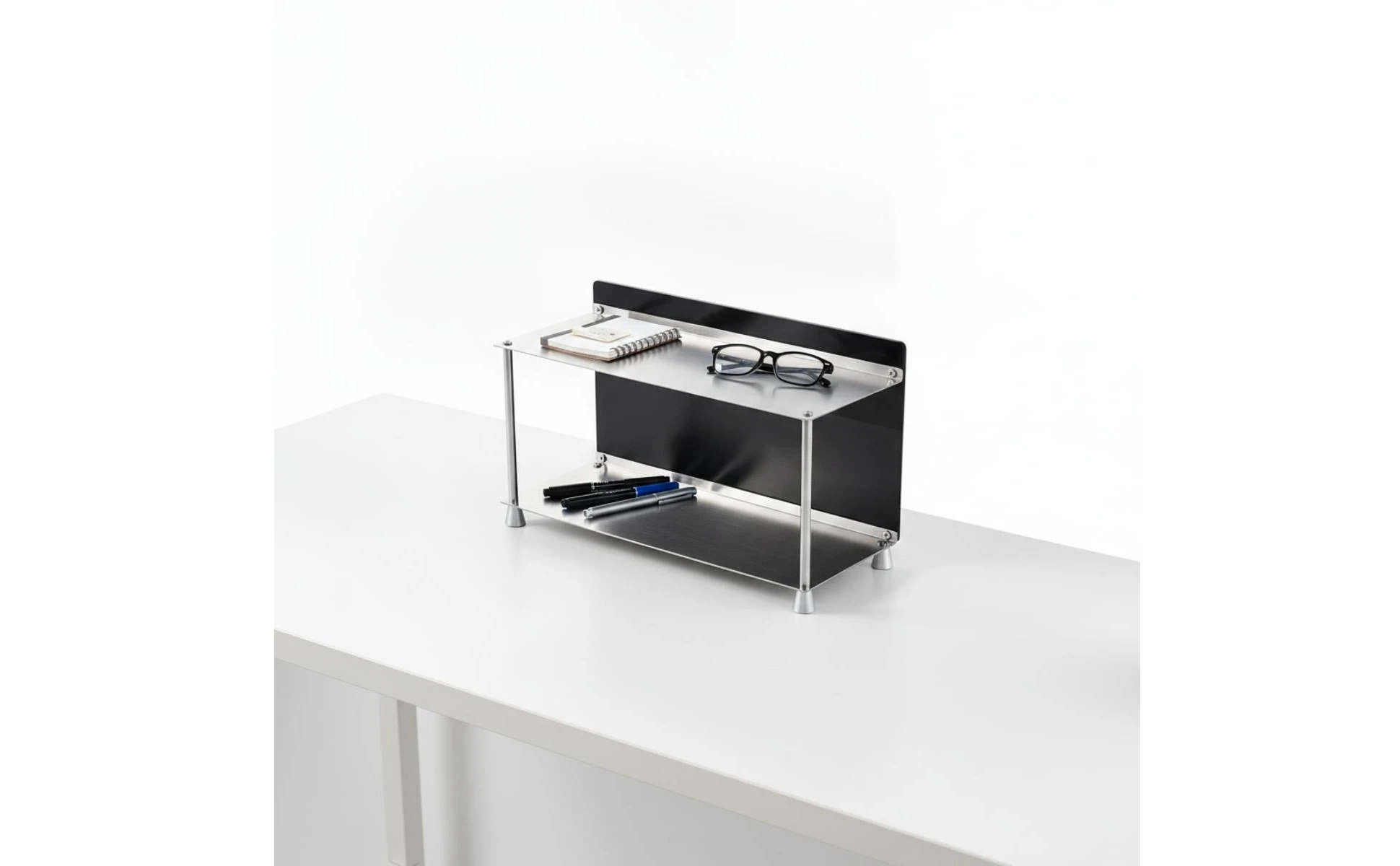 Detalle del estante compacto para organizar objetos sobre una mesa