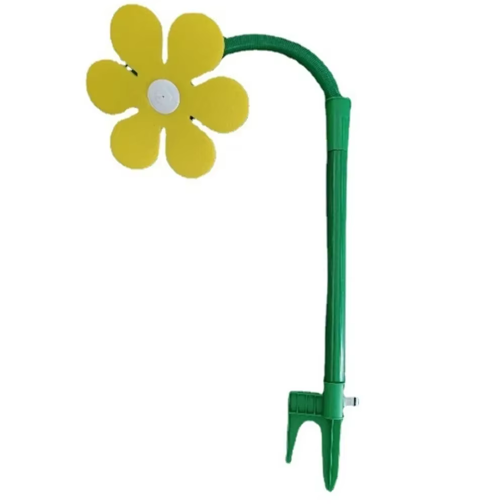 Aspersor floral conectado a una manguera de jardín