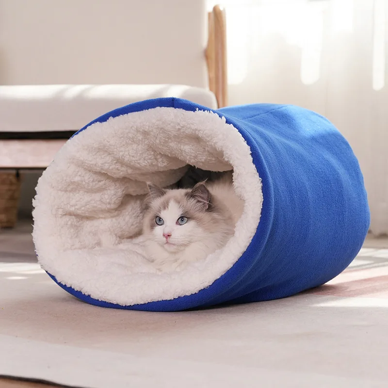 Vista lateral de la cama para gatos mostrando el sofá azul y el interior gris