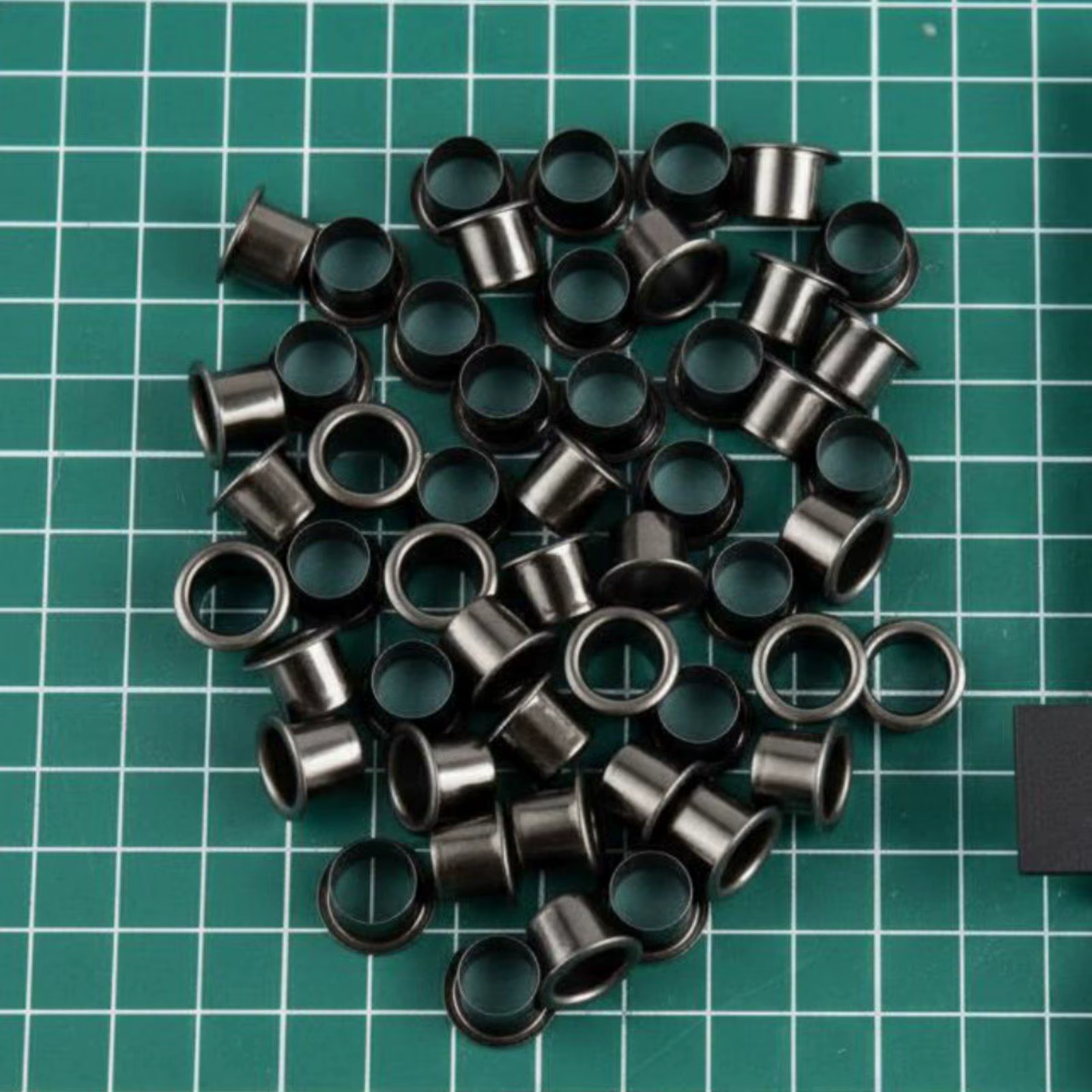 Kit Ojales Sintéticos para Manualidades – 50 Piezas con Remaches Huecos