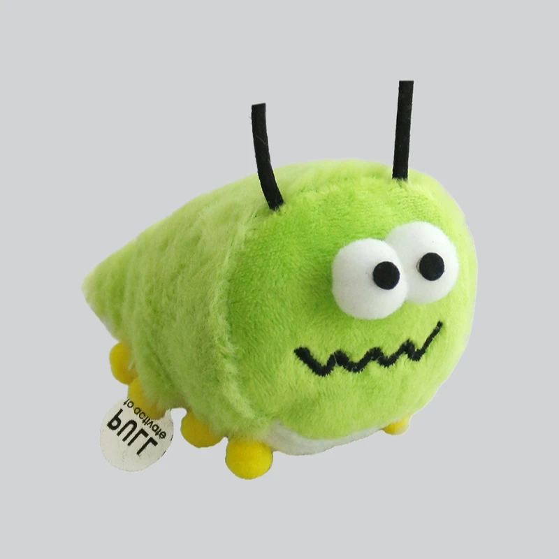 Juguete de peluche verde con forma de insecto y hierba gatera