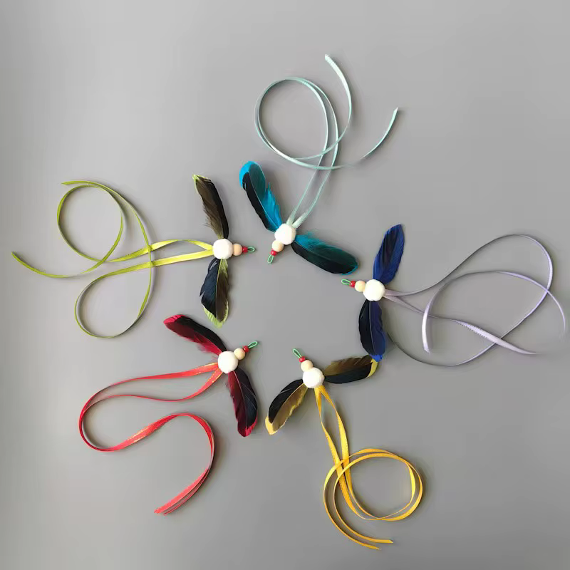 Juguete interactivo para gatos con cola larga y plumas de colores - imagen 5