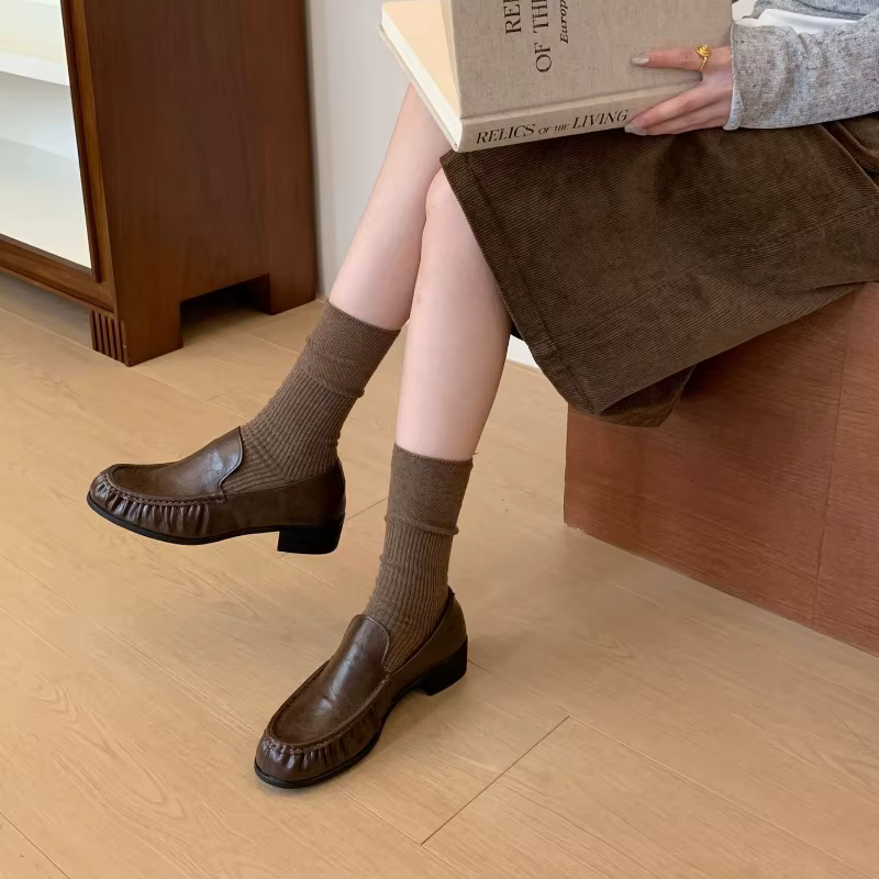 Mocasines marrones de mujer con tacón bajo y detalle plisado - imagen 2