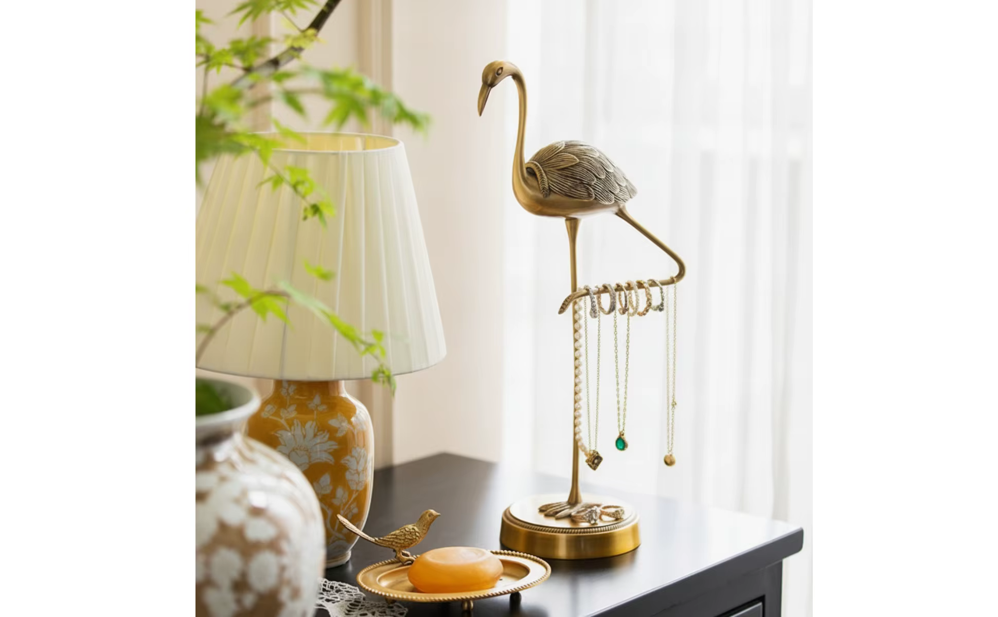 Toallero de encimera en ambiente de baño con decoración