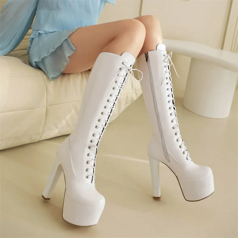 Botas rojas TULX combinadas con vestido de fiesta