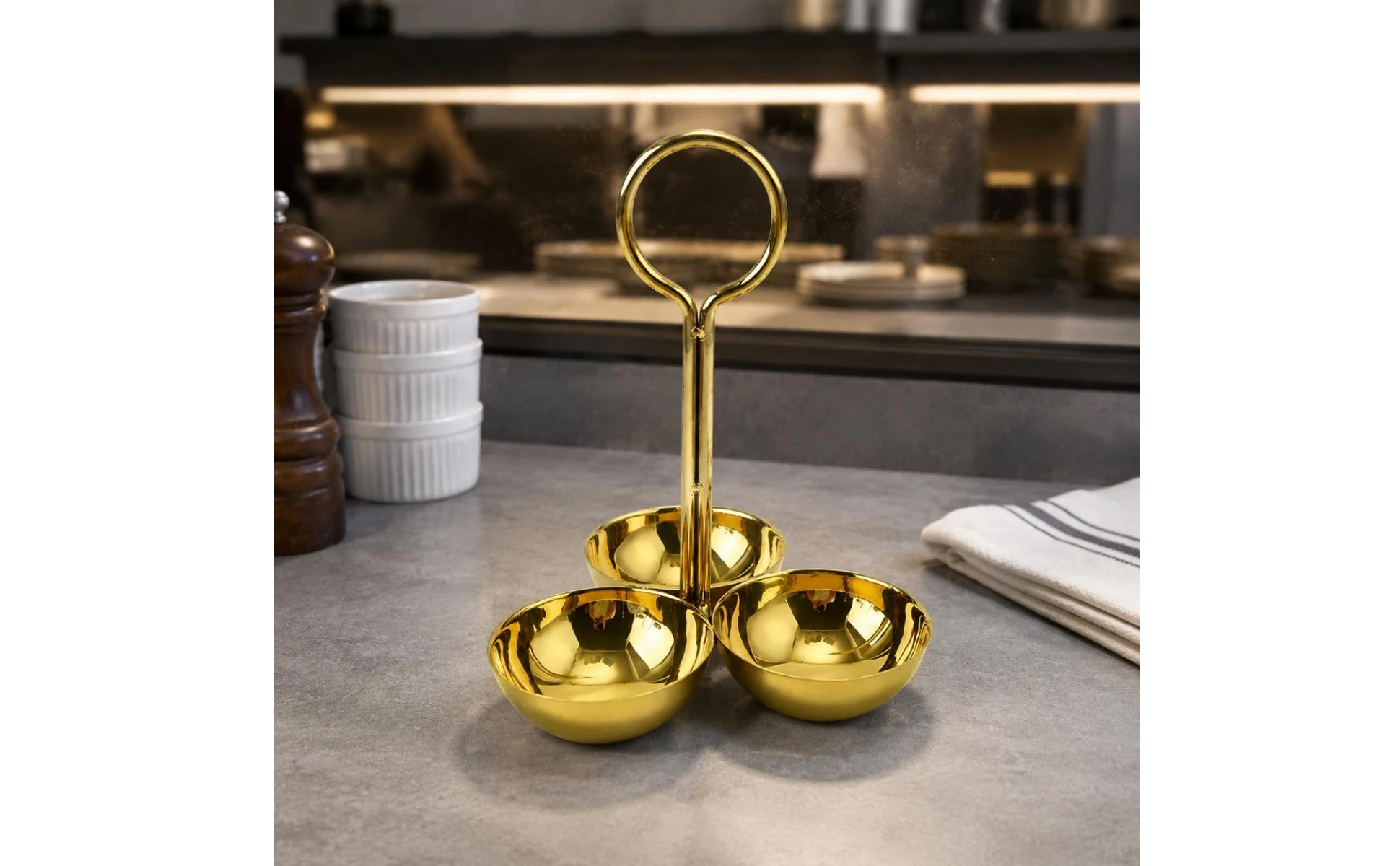 Plato de servicio dorado para aperitivos variados