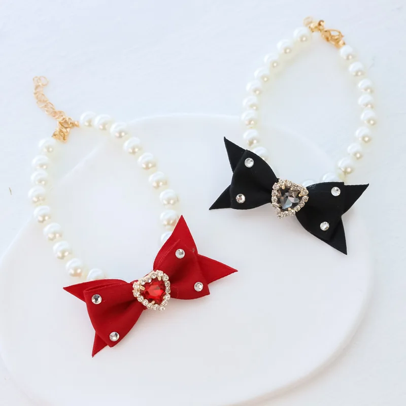 Collar de perlas para mascotas con lazo vintage y corazón de strass