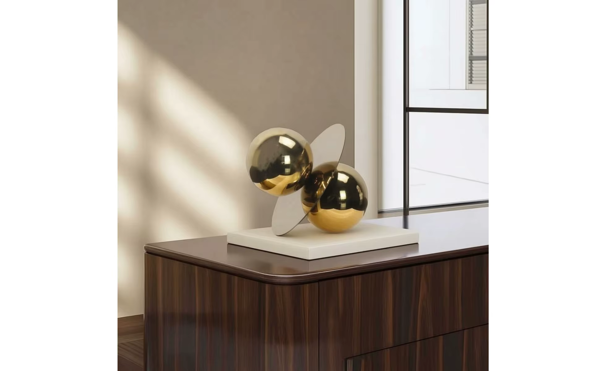 Pieza decorativa minimalista metálica para interior