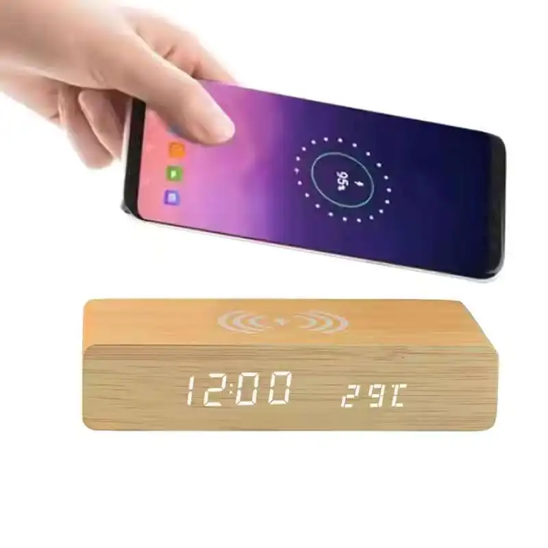 Reloj despertador LED de madera con carga inalámbrica – Para gatos y perros - imagen 3
