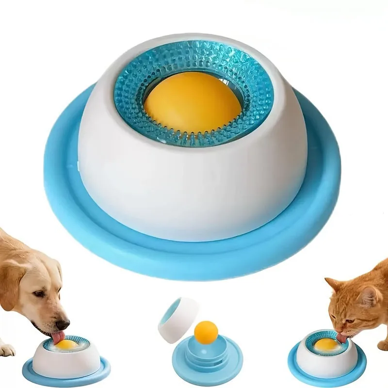 Gato interactuando con el plato antideslizante