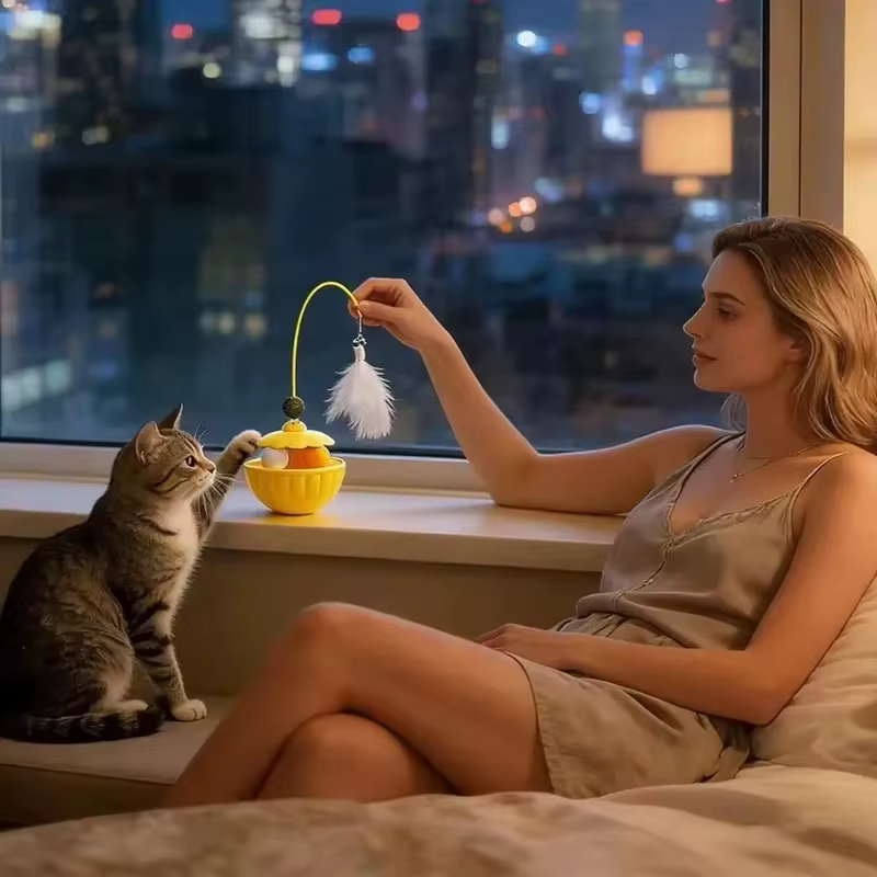 Juguete dispensador de golosinas con pluma giratoria y hierba gatera para gatos