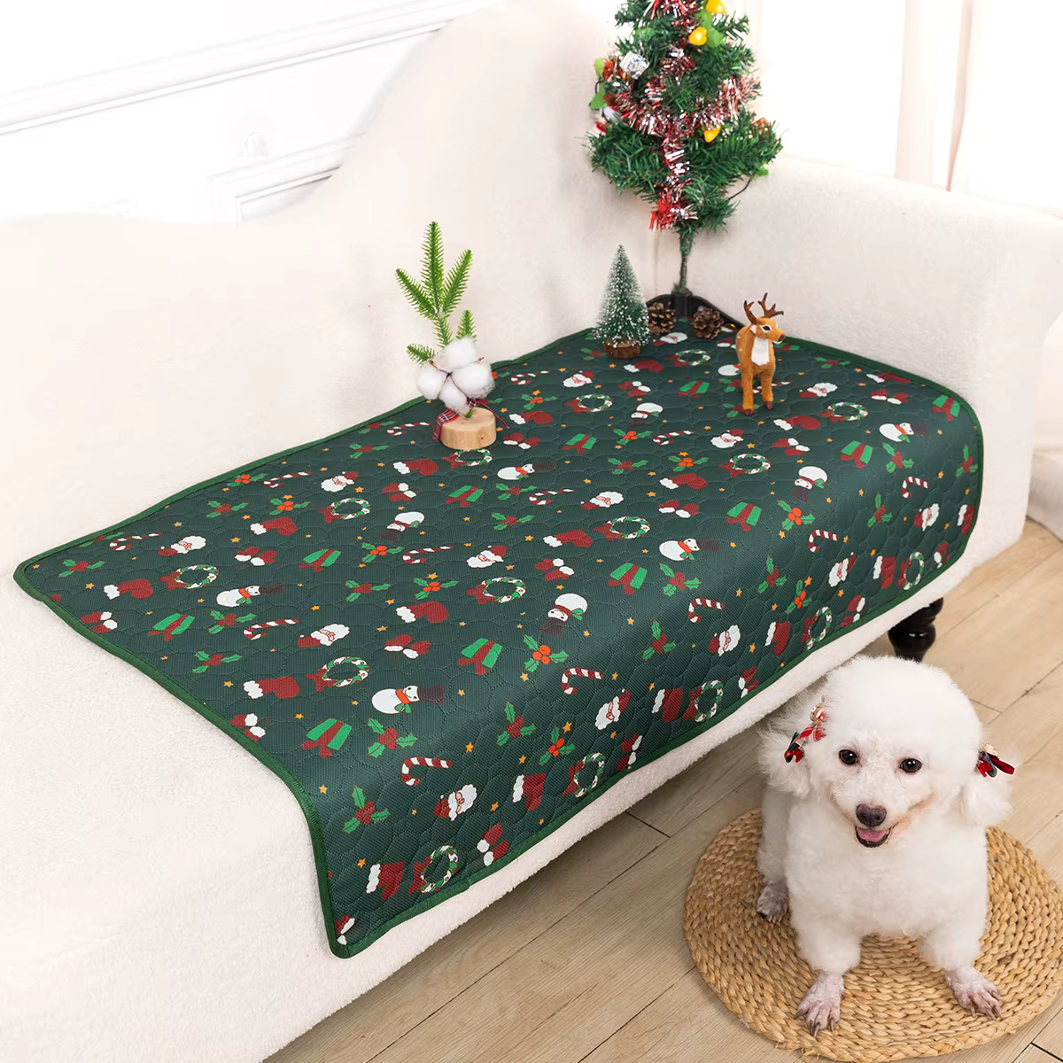 Alfombrilla navideña para mascotas en uso