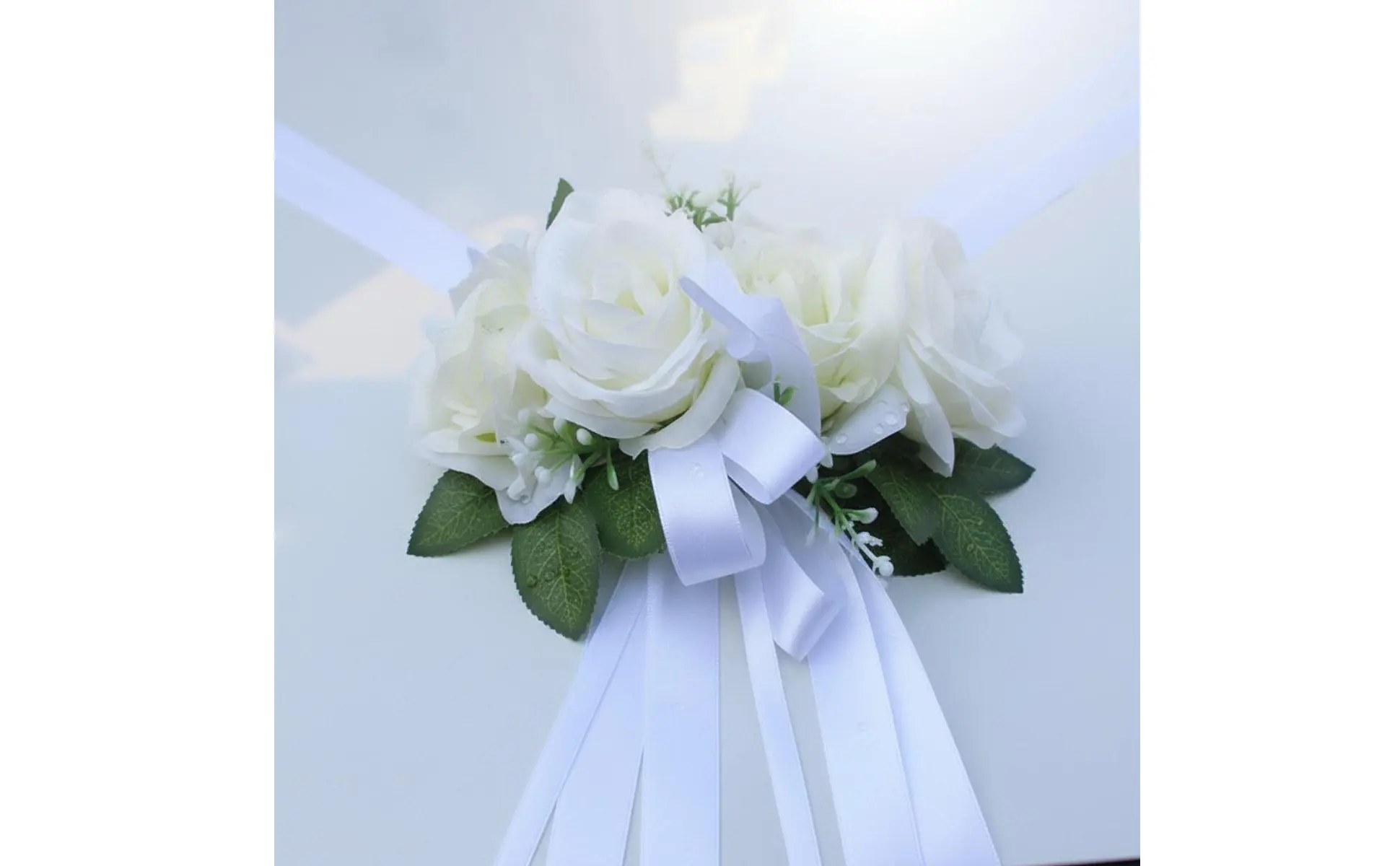 Detalle de rosas de seda realistas en decoración nupcial