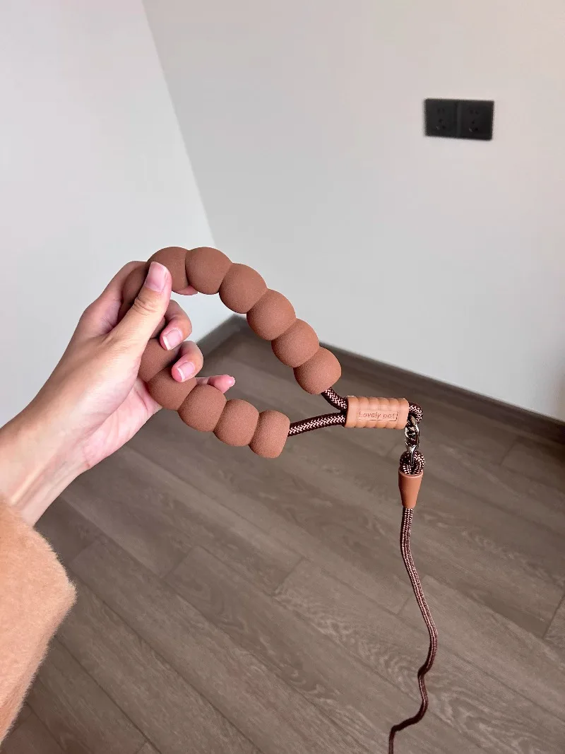 Detalle del mango antideslizante y conector giratorio