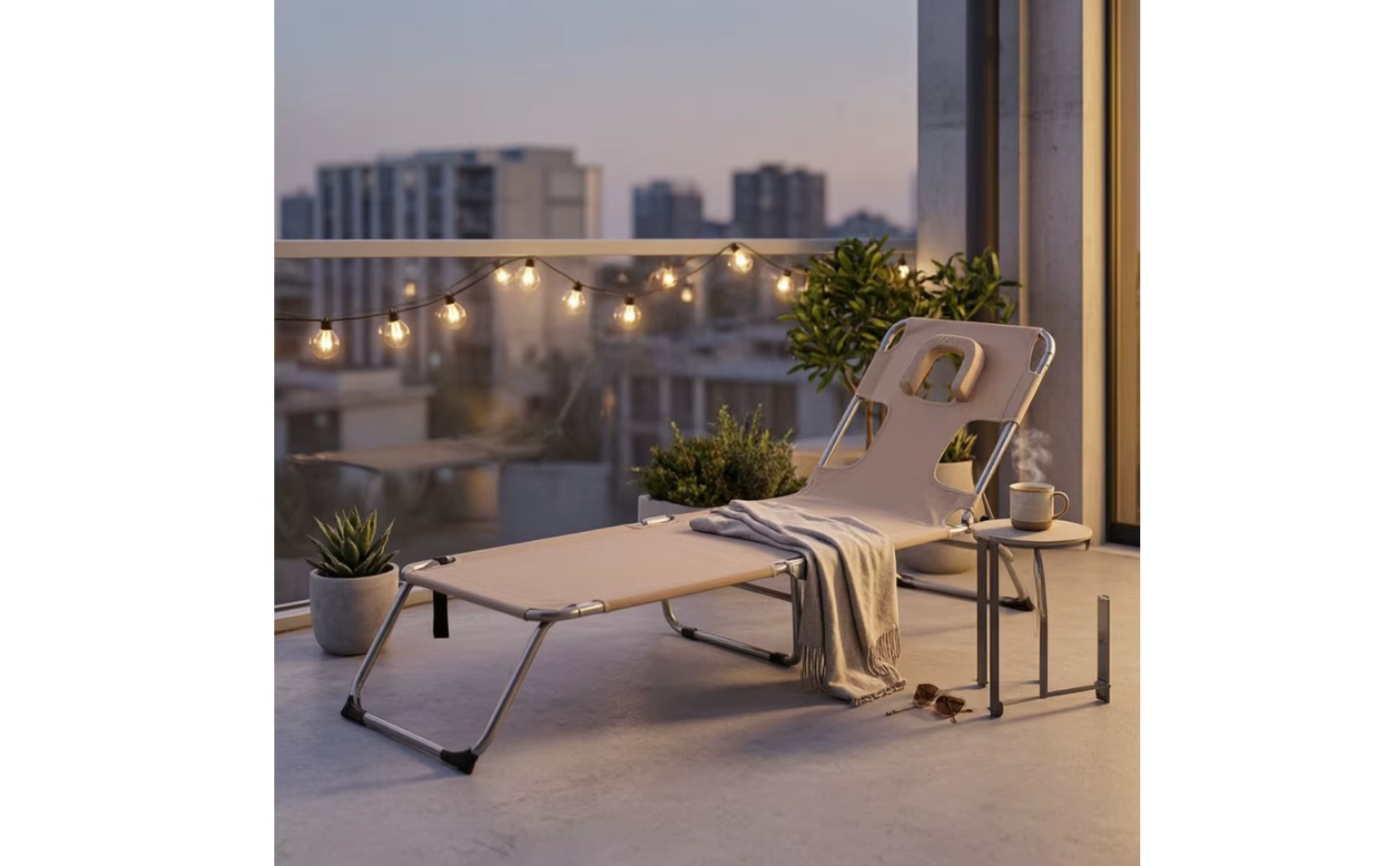 Tumbona plegable ajustable con orificio para la cara, junto a la piscina