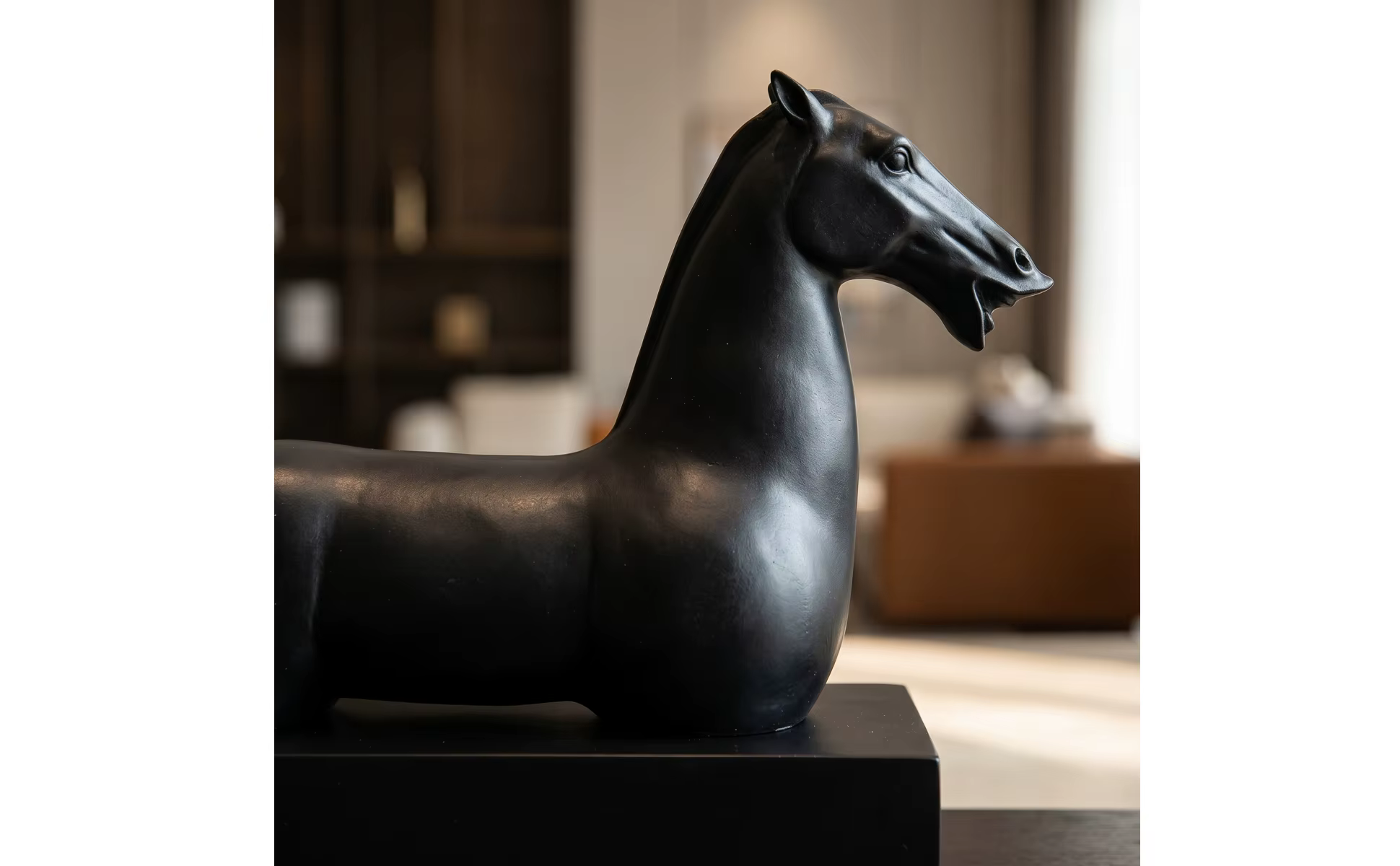 Estatuilla minimalista de caballo negro para repisa