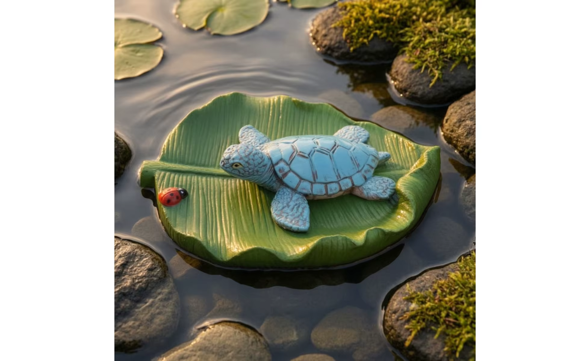 Tortuga flotante en acuario decorativo