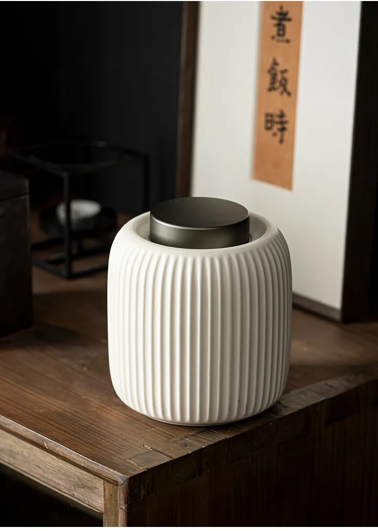 Mano cerrando la tapa de la urna