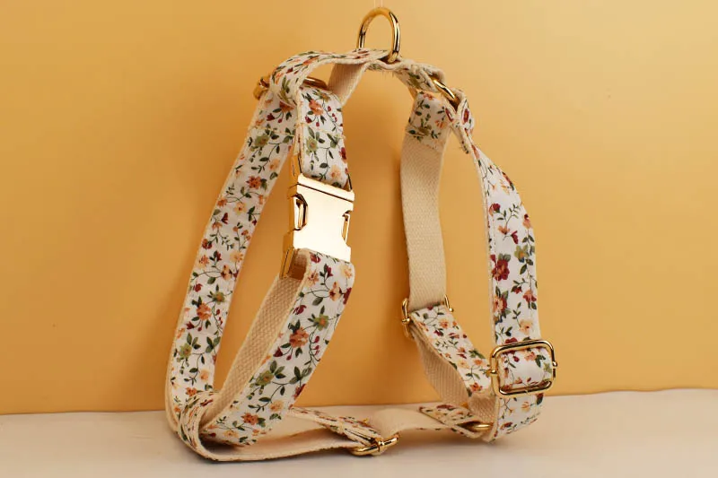 Collar de perro con flores en diferentes tamaños