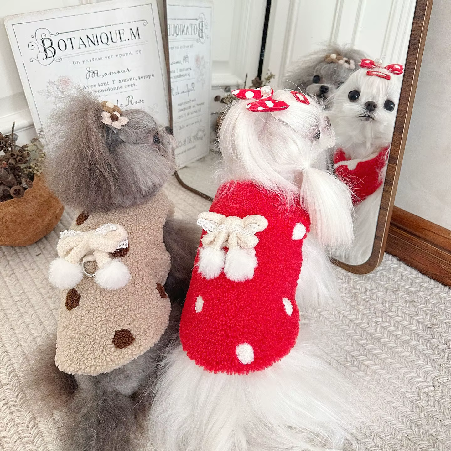 Abrigo de Felpa para Perros Pequeños – Chaleco Festivo con Lazo para Otoño e Invierno - imagen 4