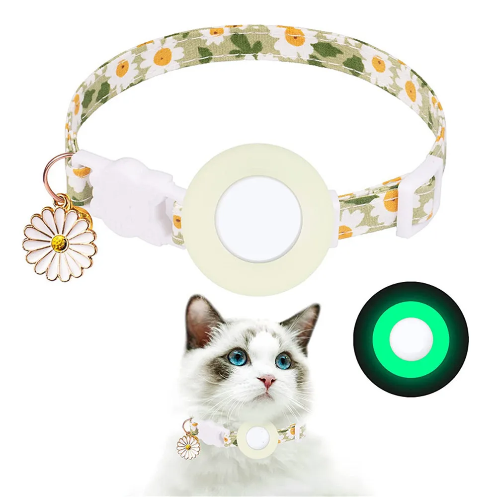 Detalle del soporte para AirTag en el collar de gatos