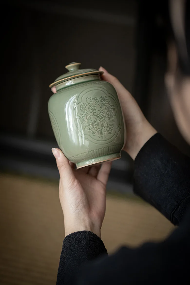 Manos colocando delicadamente cenizas en la apertura de la urna