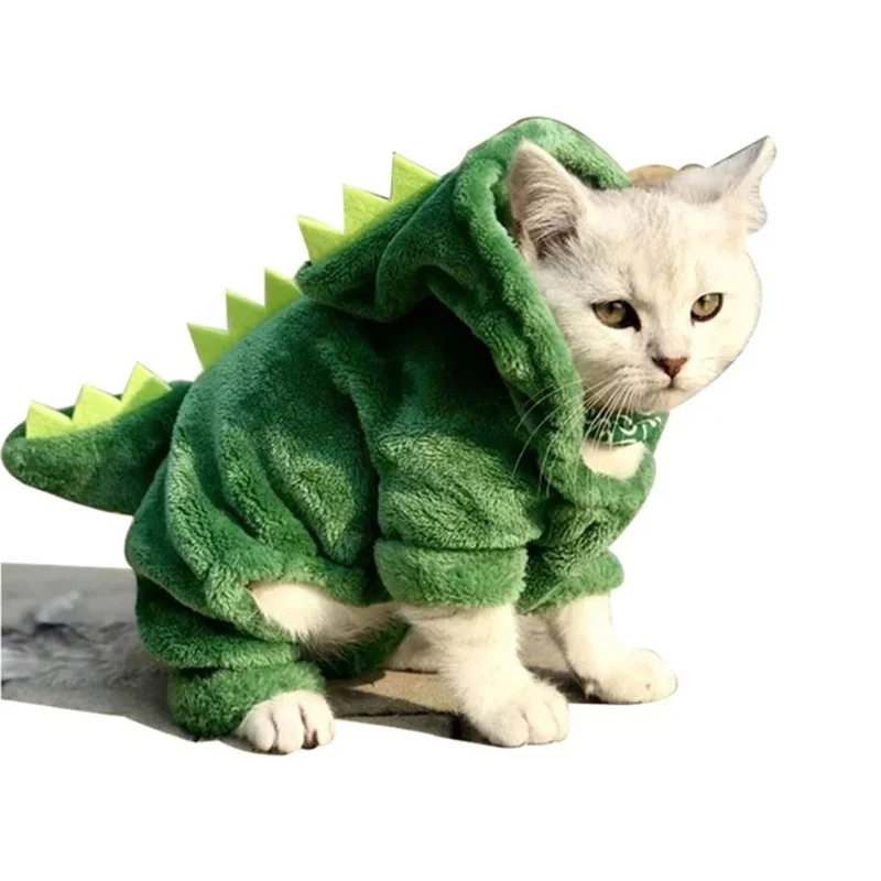 Perro pequeño con disfraz de dinosaurio colorido