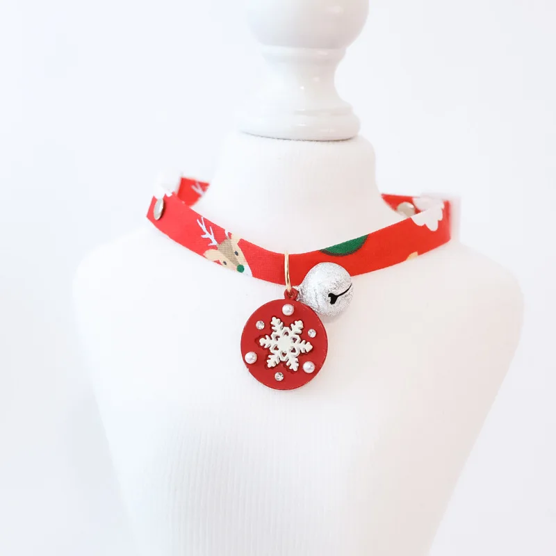Perro usando el collar navideño en exterior