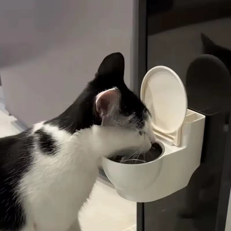 Bebedero con forma de inodoro para gatos y perros pequeños - imagen 5
