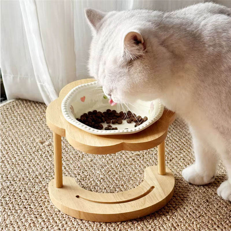 Comedero elevado para gatos con flor – Cerámica y madera, protege el cuello - imagen 2