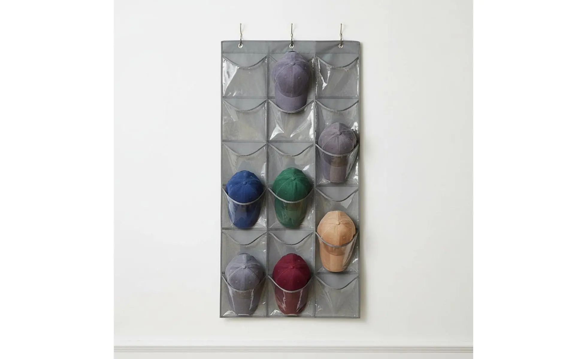 Vista de varios compartimentos para guardar gorras