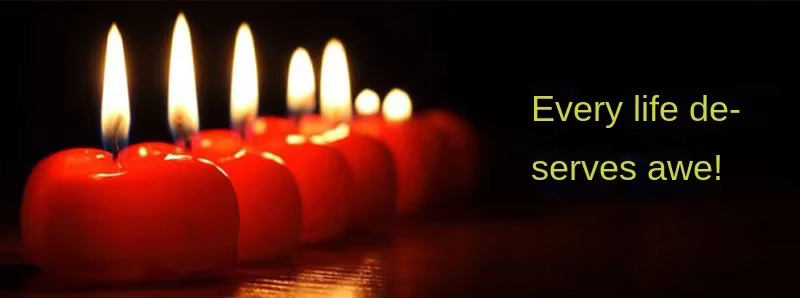 Urna de cerámica artesanal con acabado mate y grabados decorativos