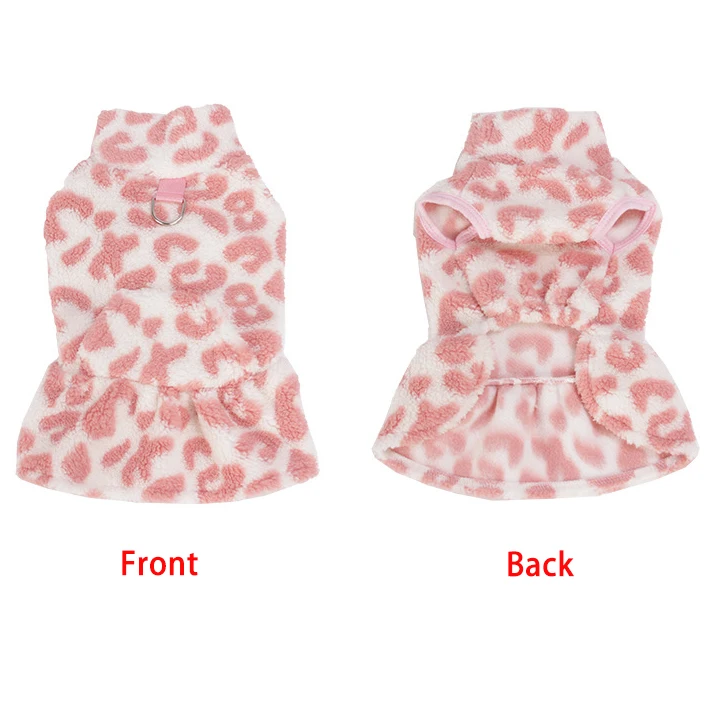Vista del estampado de leopardo en la prenda para perro