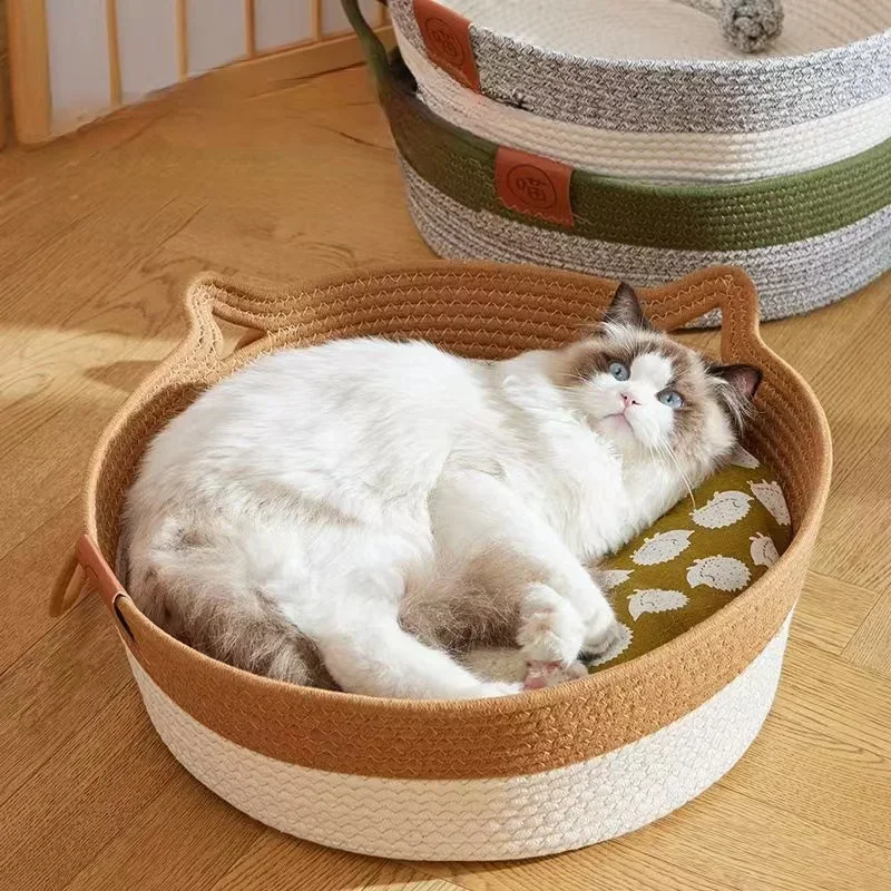 Cama de ratán con juguetes interactivos para gatos