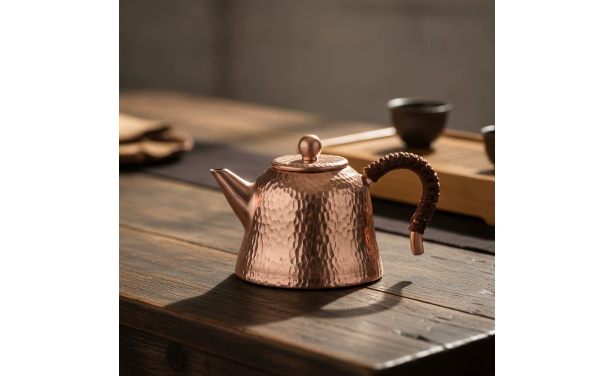 Tetera de cobre rústico en entorno de té