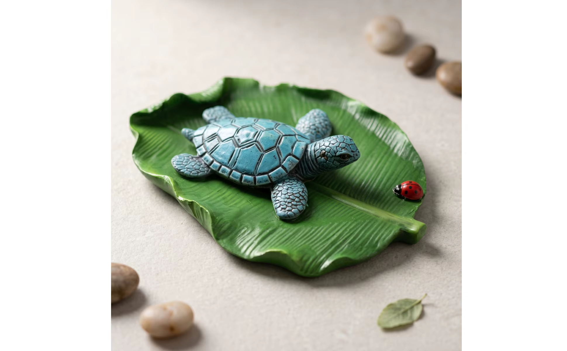 Tortuga flotante en estanque decorativo