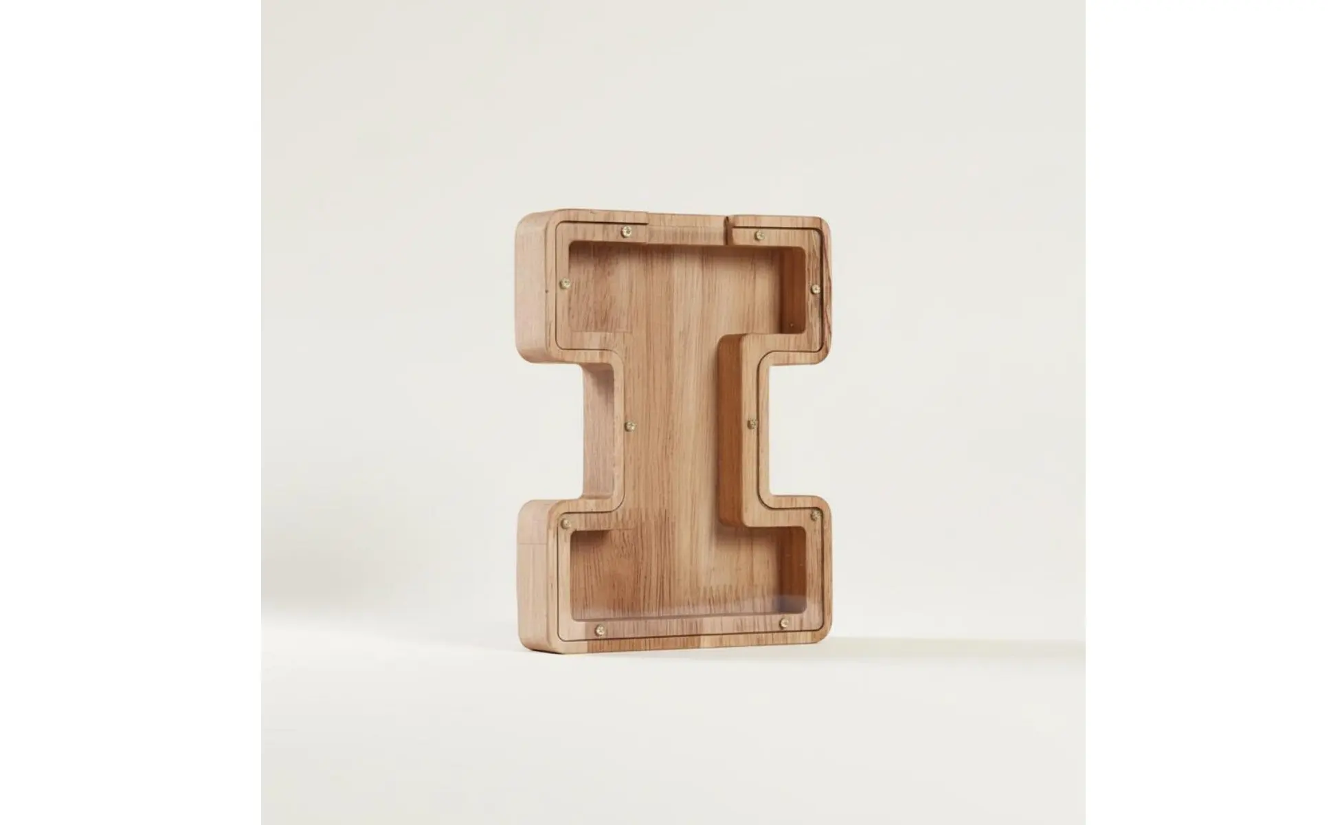 Hucha de madera con letras del alfabeto en acabado natural