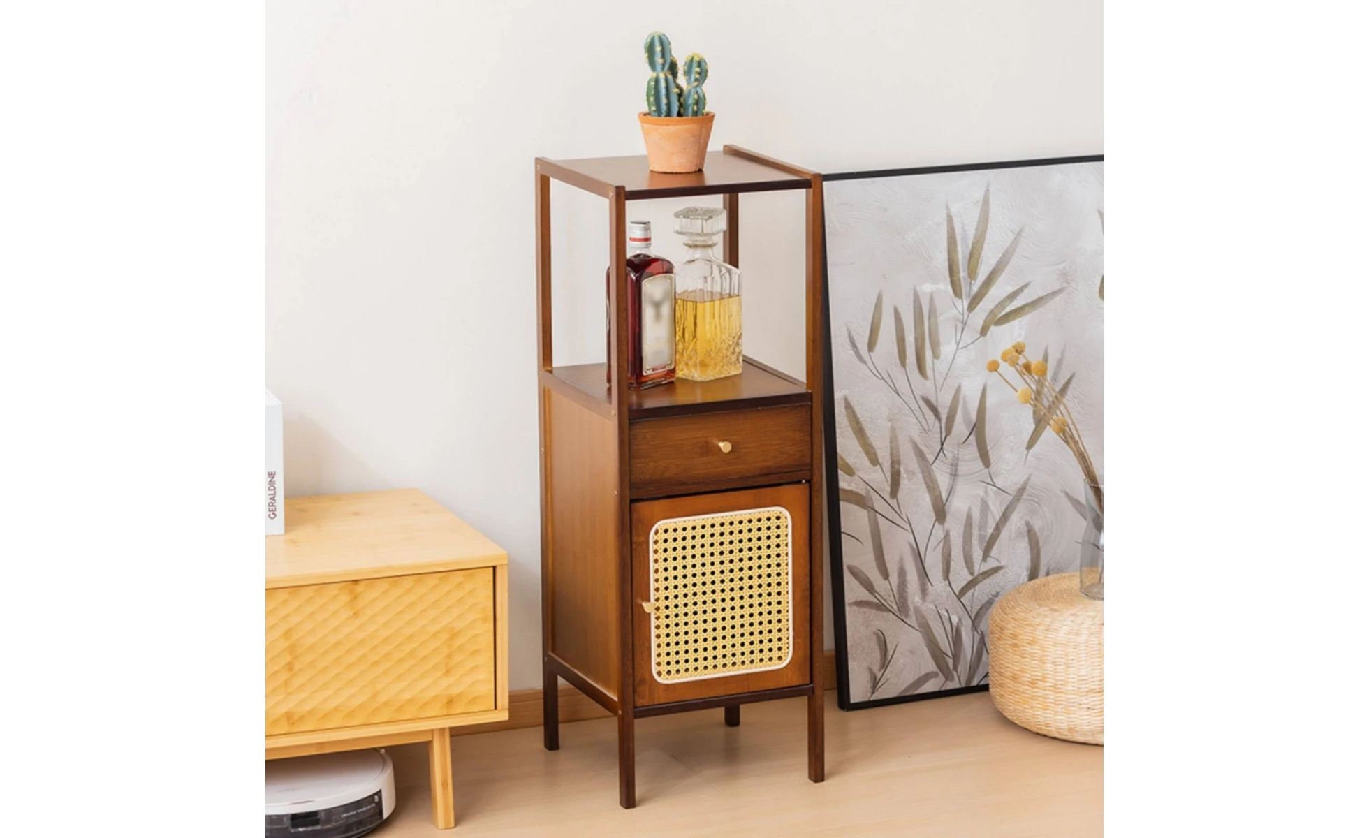 Detalle del acabado natural tipo bambú que caracteriza la construcción del mueble